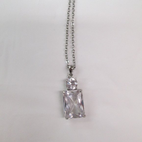 Jewelry - Silver necklace w/pendant.